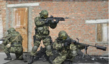 乌克兰军方称在乌东部抓获两名俄罗斯士兵 图 