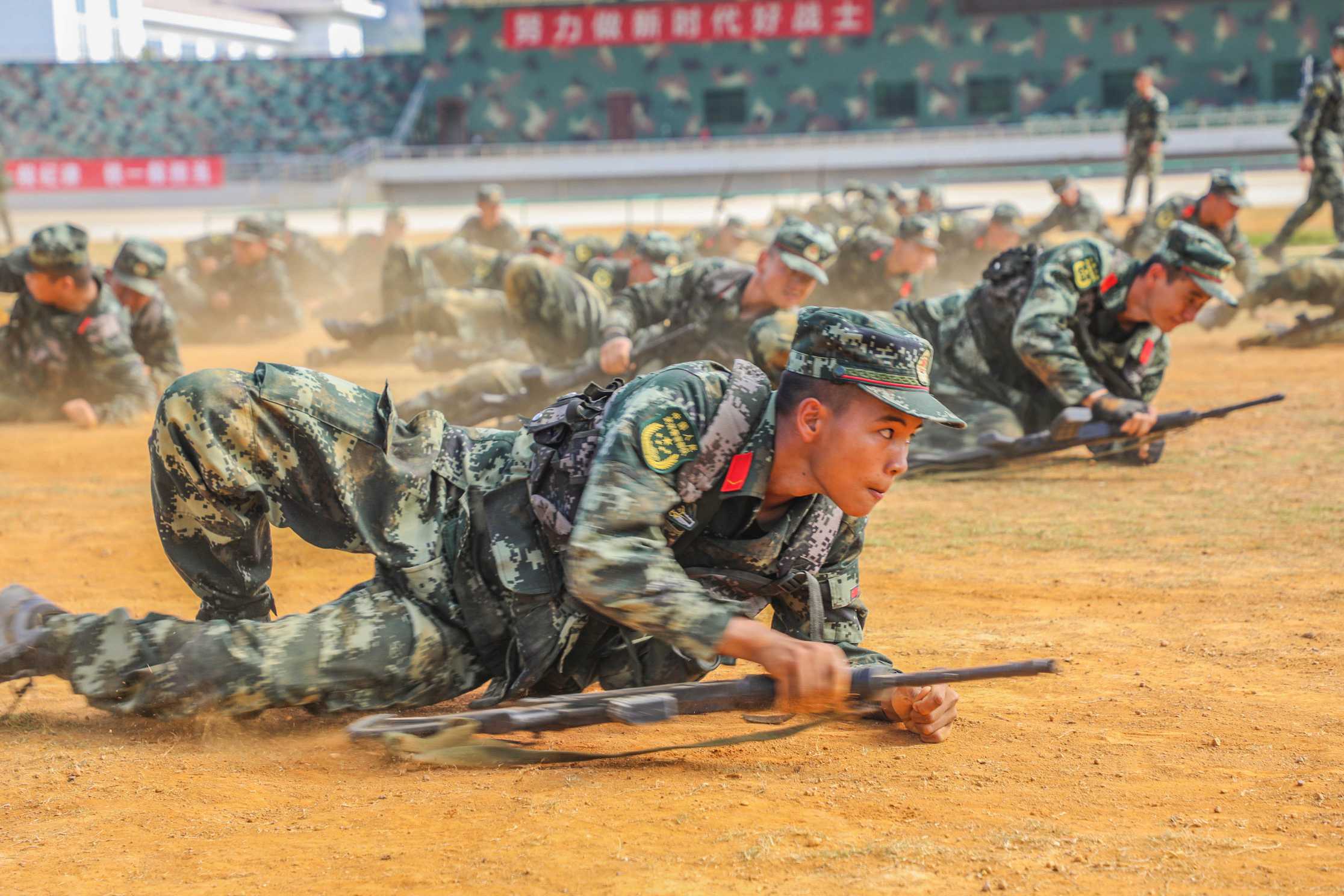 广西崇左:武警新兵训练磨砺血性虎气