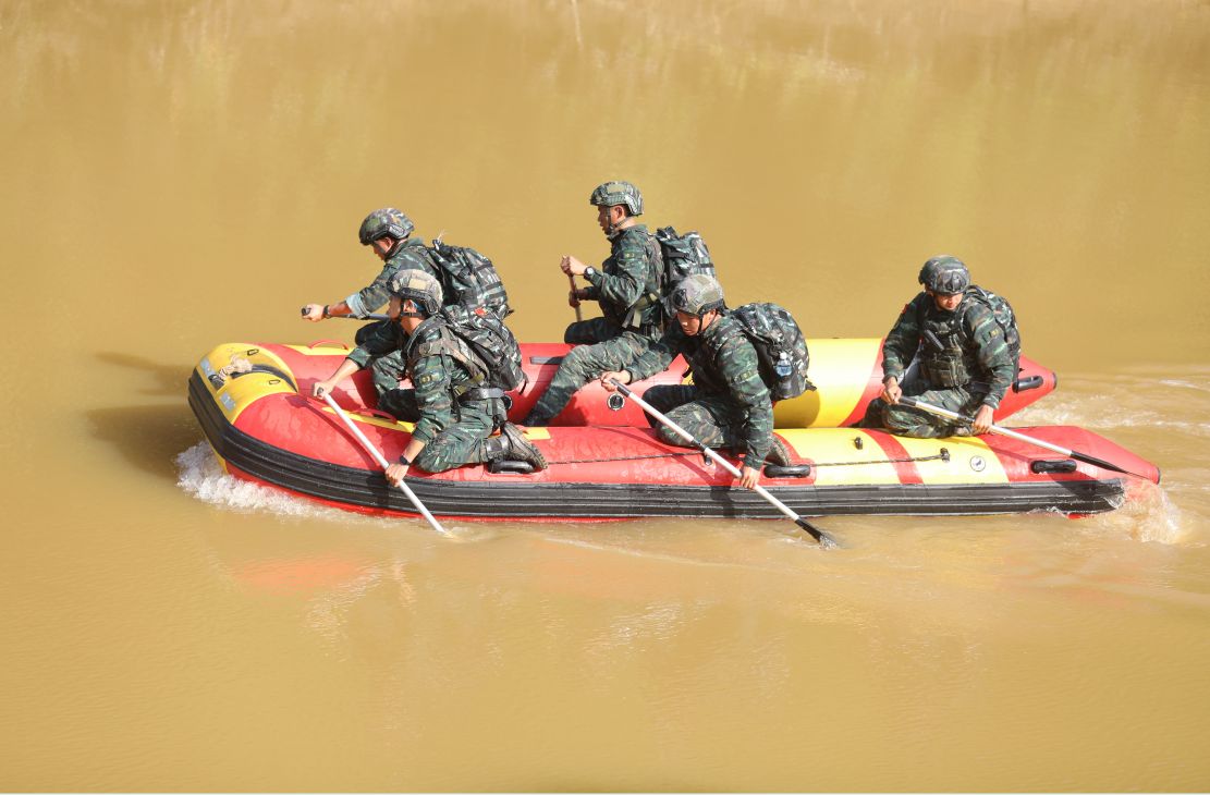 特战队员齐心协力进行操舟训练。柴浩摄影