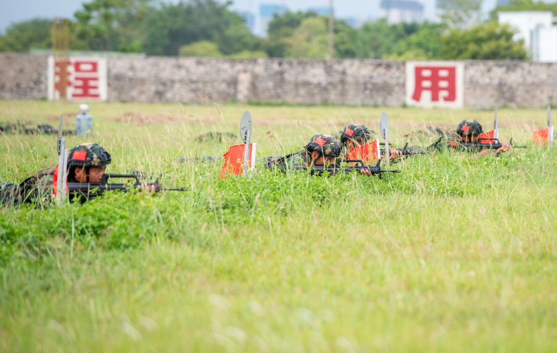 武警特战队员正在进行步枪射击训练。