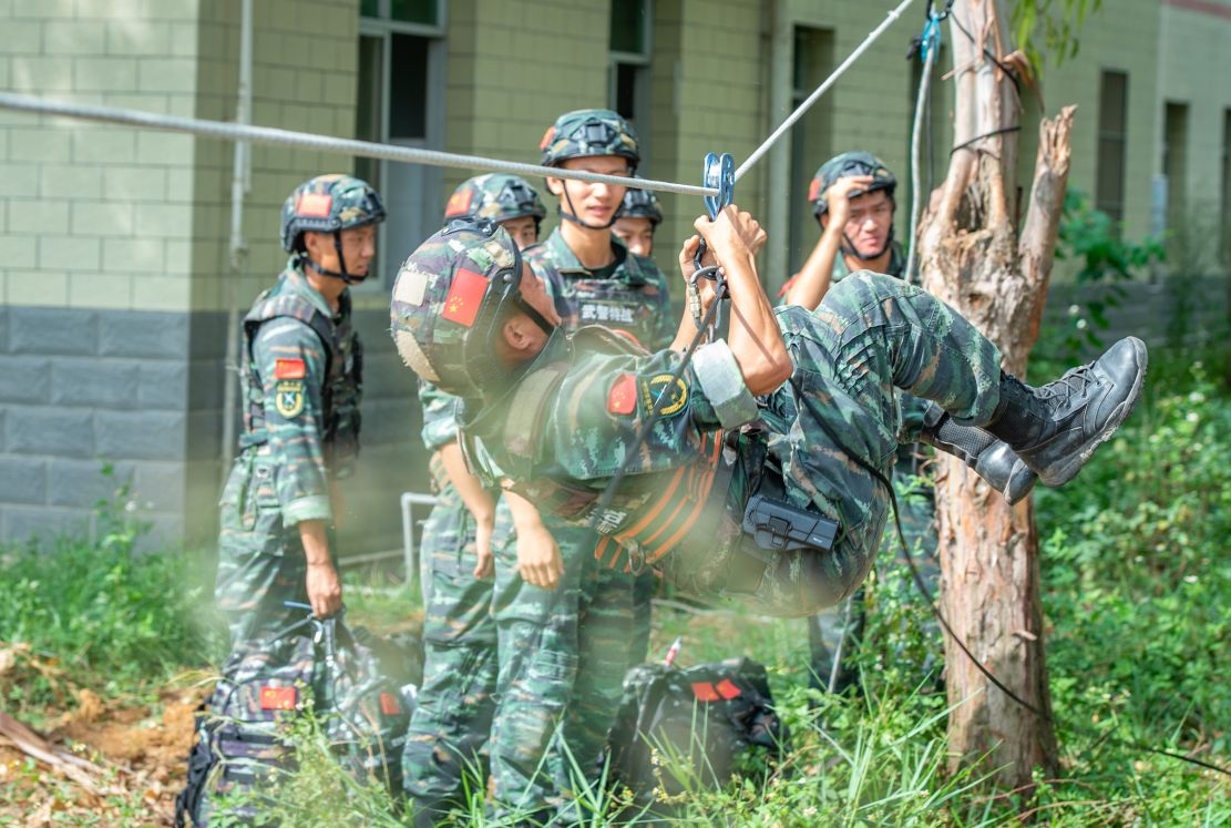 武警特战队员正在进行牵引横渡训练。