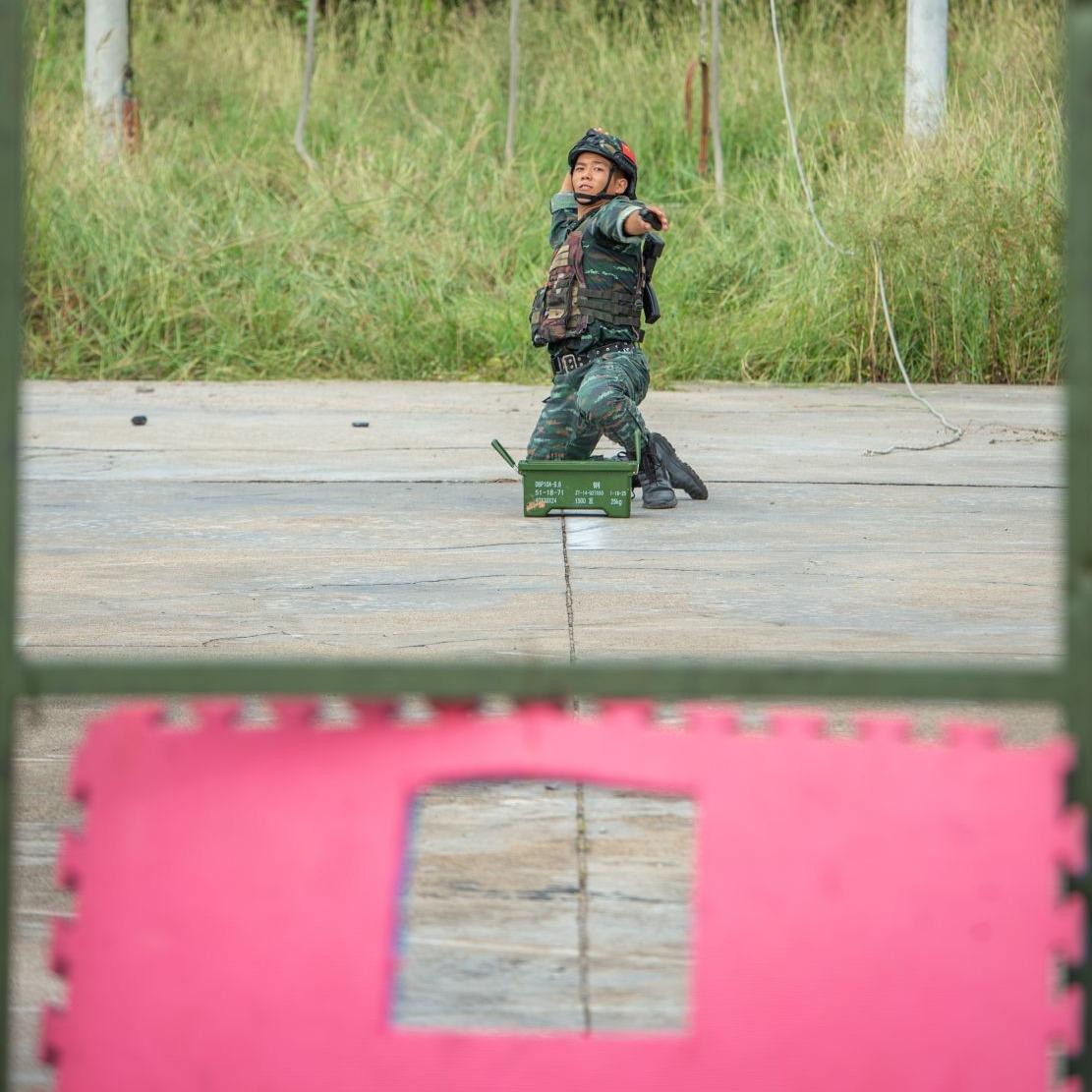 武警特战队员正在进行投弹训练。