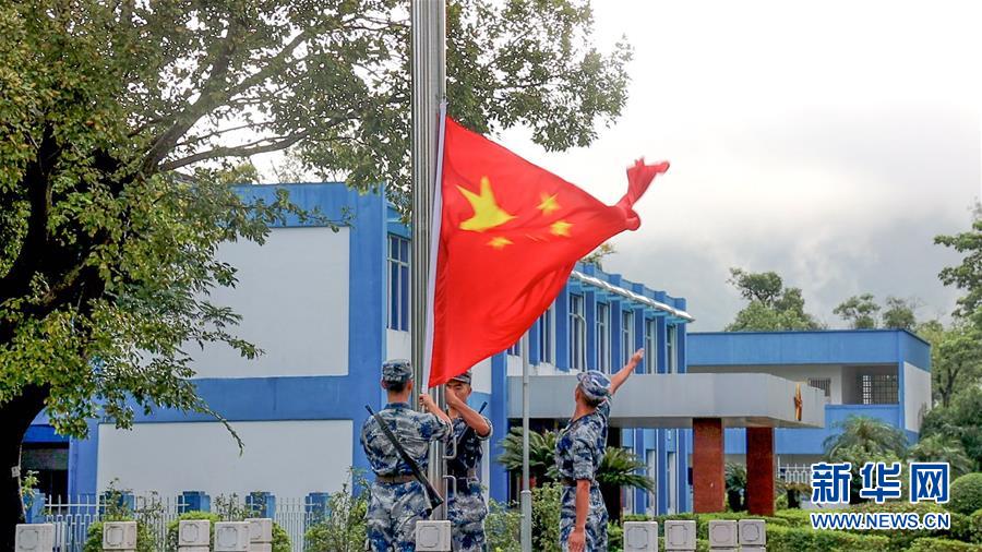 解放军驻香港部队组织升国旗仪式