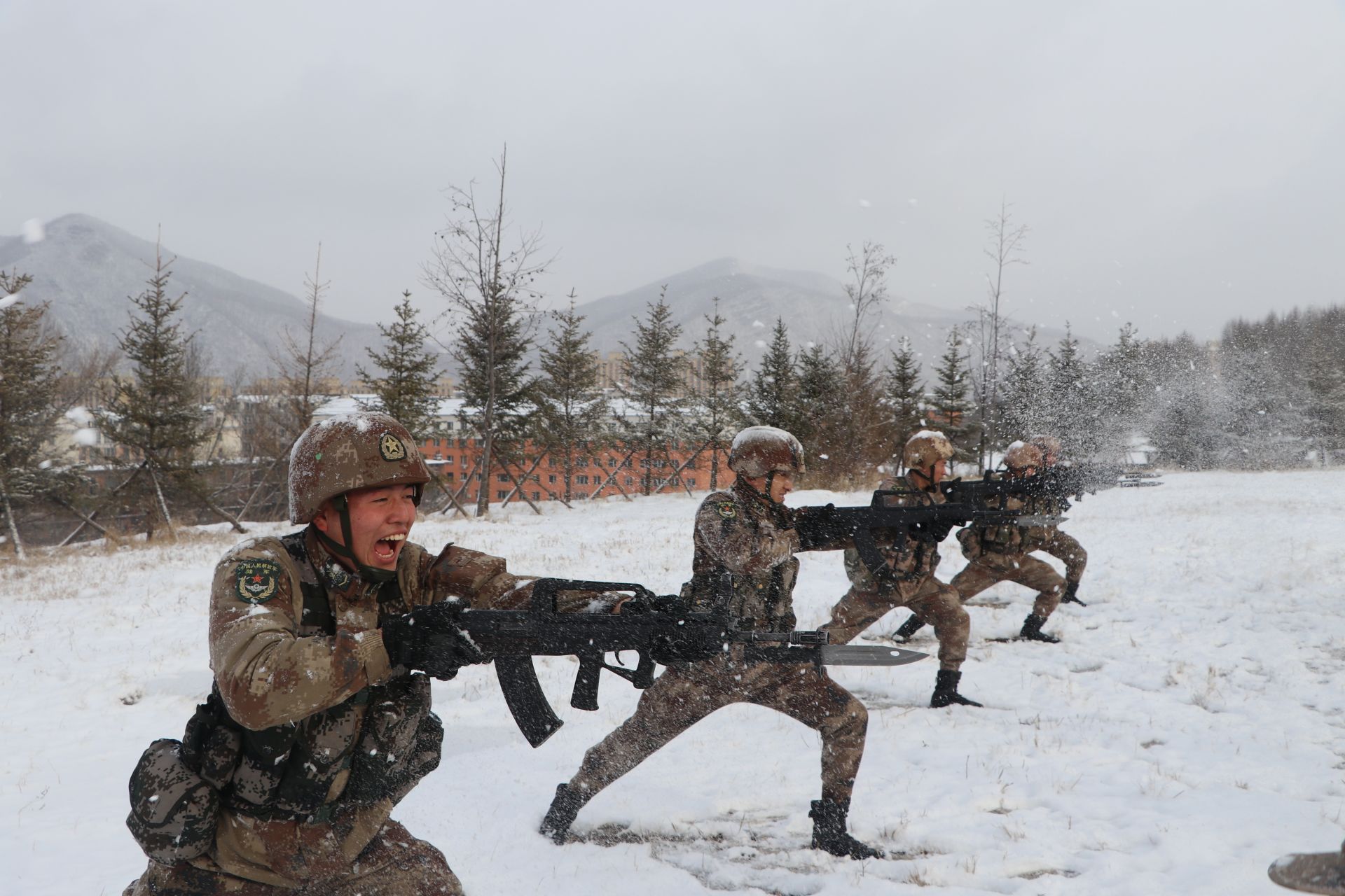 燃第78集团军某合成旅雪中练兵忙