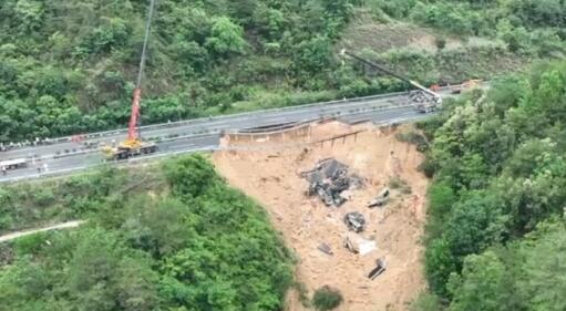 广东梅大高速路面塌方灾害：23辆车陷落 已致36人死亡