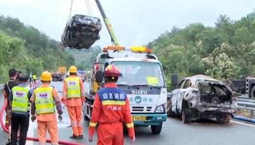 广东梅大高速路面塌方事故救援现场